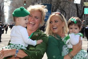Familia festejando St Patrick