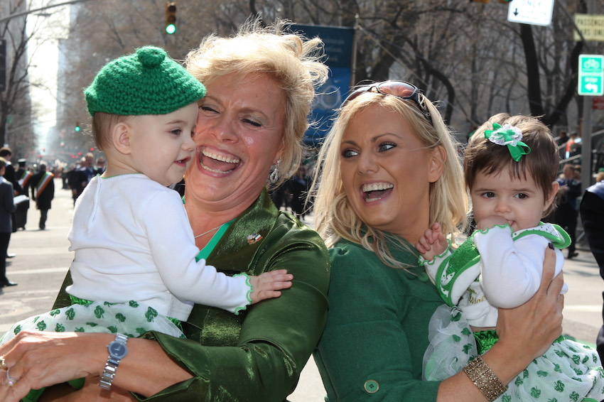 Familia festejando St Patrick