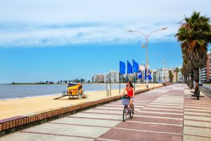 Chica en bicicleta paseo costa Montevideo