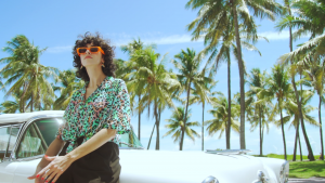 Fly4you chica posando en Cuba