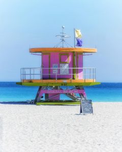 Volar a Miami para disfrutar de sus playas con las torres de vigilancia de los salvavidas