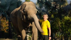 Jesús Calleja junto a un elefante