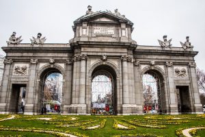 Volar a Madrid y visitar la puerta de Alcalá