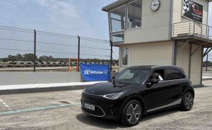 Coche eléctrico en el circuito de Mallorca