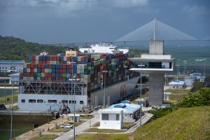 Barco en la esclusa de Agua Clara con el puente de fondo