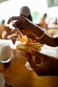 Ceviche sobre patacón en el Mercado del Marisco en Ciudad de Panamá