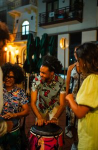 Grupo tocando música en la noche bohemia de Panamá Viejo