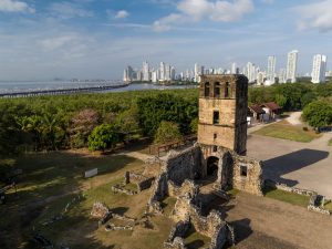 Vista de restos arqueológicos de Panamá Viejo con el Skyline de fondo