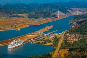 Barcos en la esclusa de Pedro Miguel en el interior de Panamá