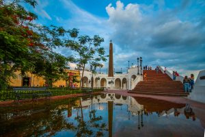 gente paseando en la plaza francia de ciudad de panamá