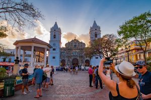 gente sacando fotos y paseando en la plaza de la catedral metropolitana de ciudad de panamá