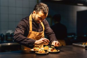 cocinero preparando platos de alta cocina