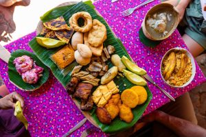 Mesa con comida típica de Panamá
