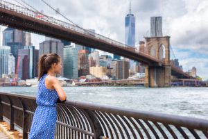 chica en un paseo cerca del puente en nueva york