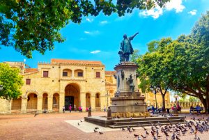 iglesia con estatua en plaza en santo domingo
